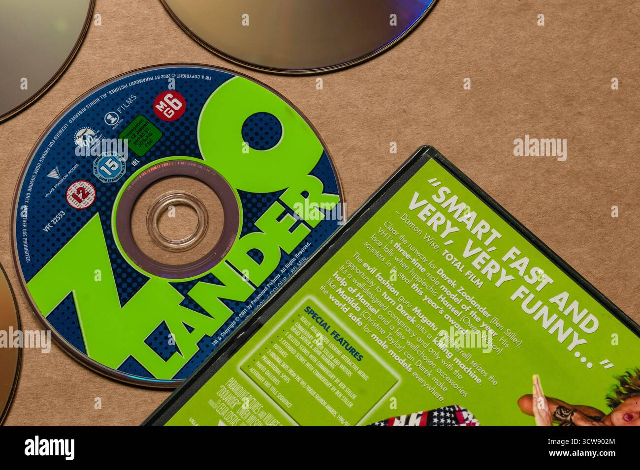 Disco DVD «Zoolander» con copertina posteriore con descrizione del film, isolato su sfondo bianco chiaro Foto Stock