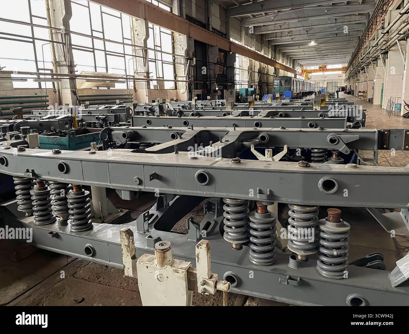 Officina di produzione di carri moderni con macchinari avanzati Foto Stock