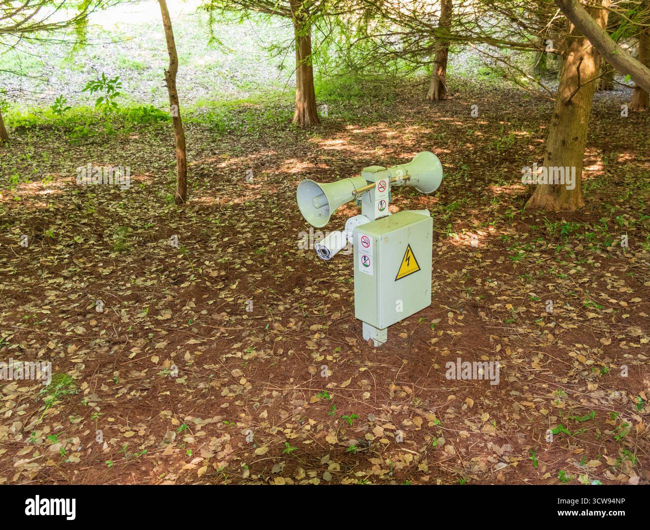 Altoparlante e telecamera CCTV installati nel parco Foto Stock