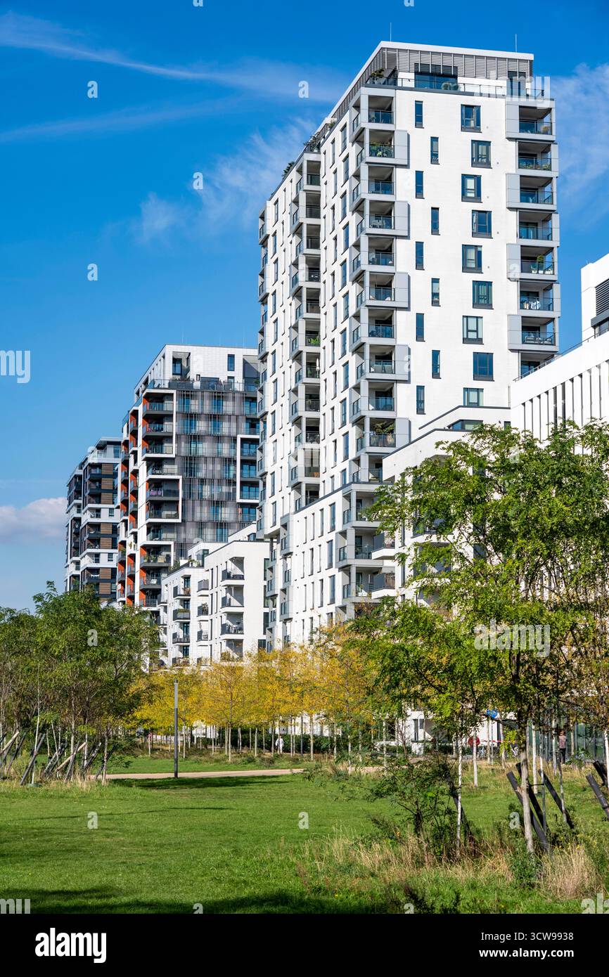 Moderno quartiere residenziale lungo Toulouser Allee, grattacieli con appartamenti e uffici, su ex terreni ferroviari, Renania settentrionale-Vestfalia, Foto Stock
