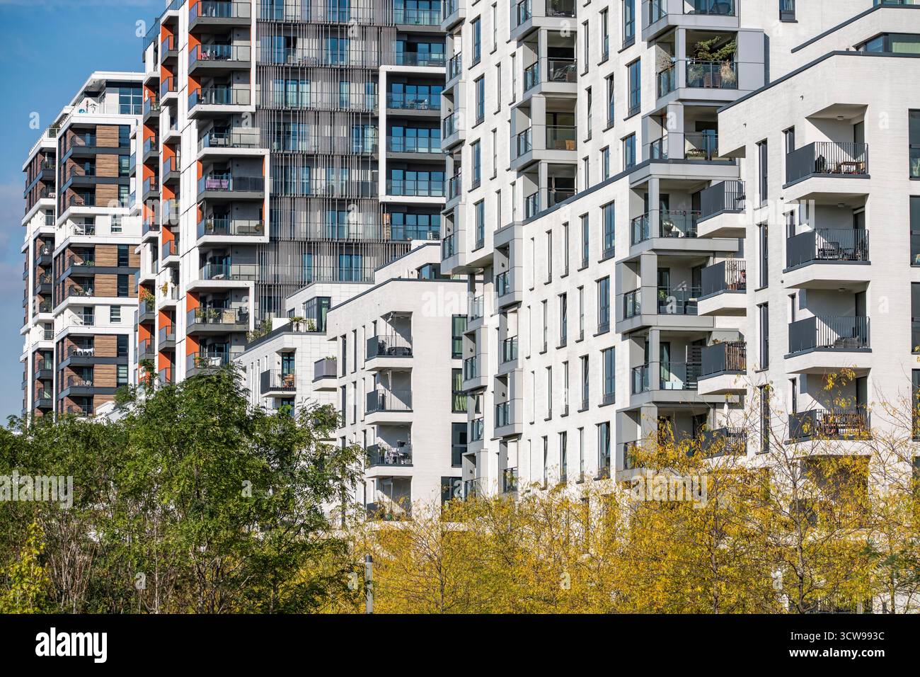Moderno quartiere residenziale lungo Toulouser Allee, grattacieli con appartamenti e uffici, su ex terreni ferroviari, Renania settentrionale-Vestfalia, Foto Stock