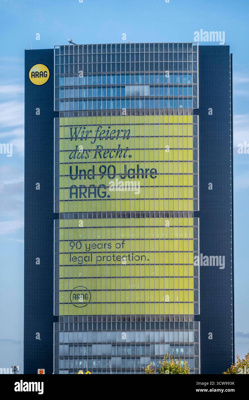 ARAG Tower, sede della ARAG Insurance, edificio per uffici a Mörsenbroicher ei, nel distretto di Düsseldorf Düsseltal, pubblicità per la compagnia Foto Stock
