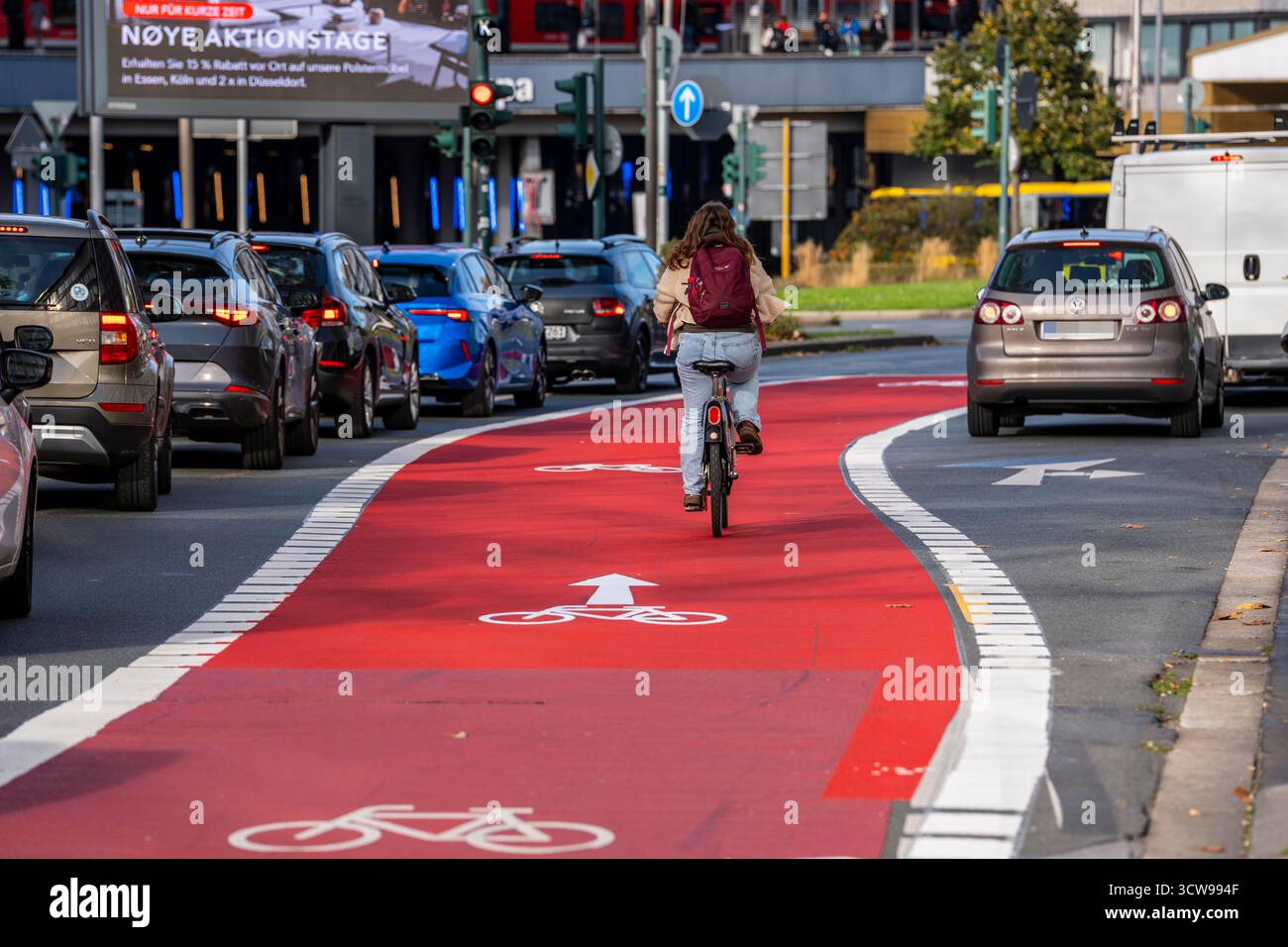 Pista ciclabile, pista ciclabile, segnalata in rosso per avvisare i conducenti sulla pista ciclabile, tra due corsie, Huyssenallee, di fronte a Europaplatz, nel centro città Foto Stock