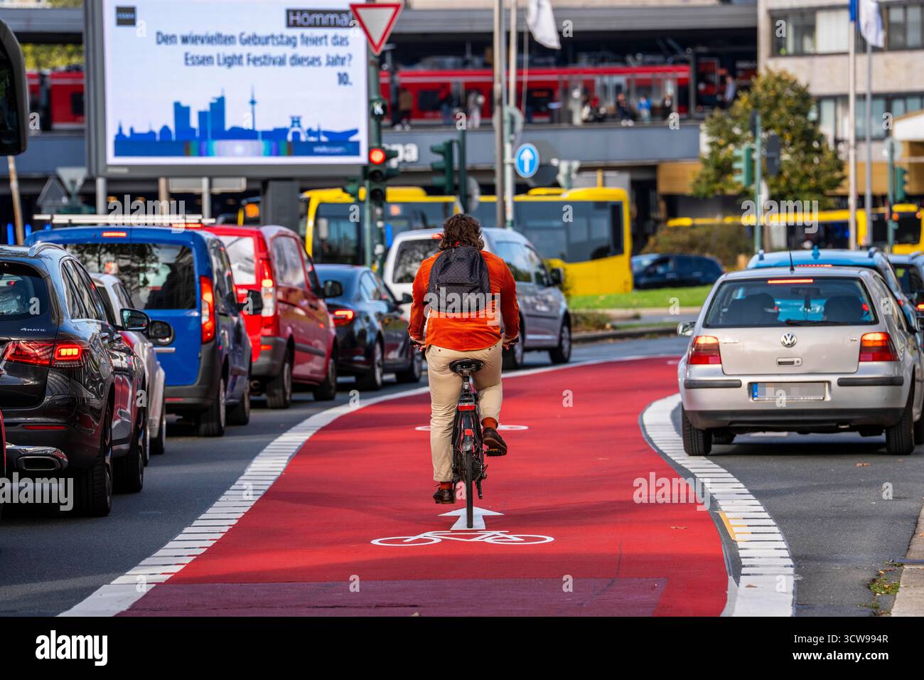 Pista ciclabile, pista ciclabile, segnalata in rosso per avvisare i conducenti sulla pista ciclabile, tra due corsie, Huyssenallee, di fronte a Europaplatz, nel centro città Foto Stock