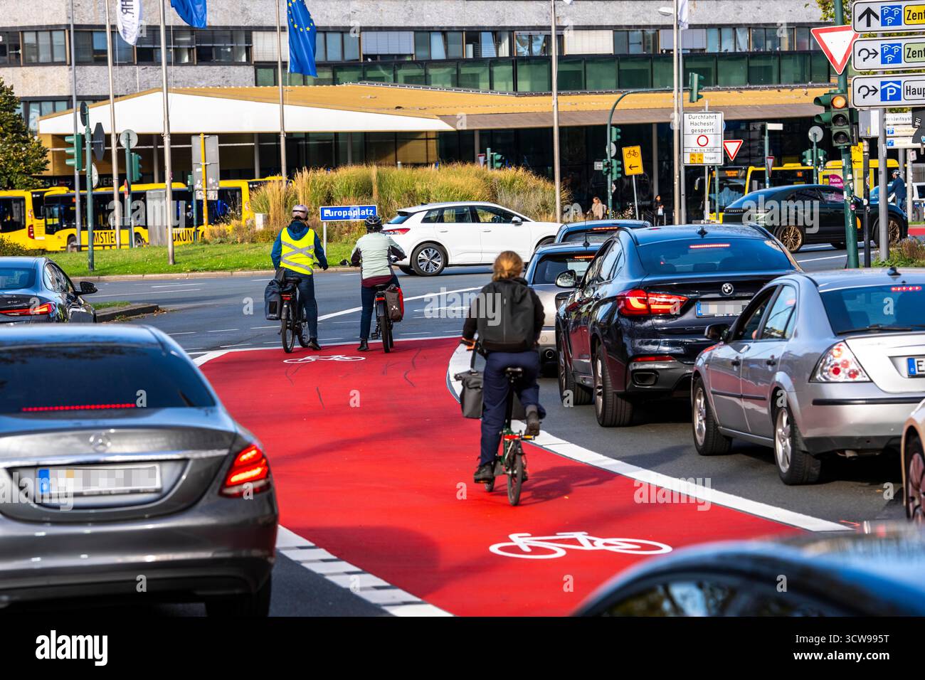 Pista ciclabile, pista ciclabile, segnalata in rosso per avvisare i conducenti sulla pista ciclabile, tra due corsie, Huyssenallee, di fronte a Europaplatz, nel centro città Foto Stock