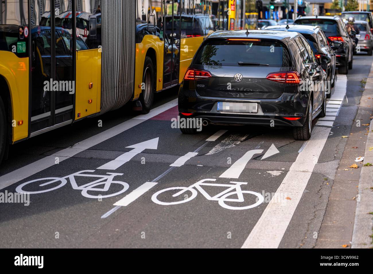 Pista ciclabile, pista ciclabile, segnalata in rosso per avvisare i conducenti sulla pista ciclabile, tra due corsie, Huyssenallee, di fronte a Europaplatz, nel centro città Foto Stock