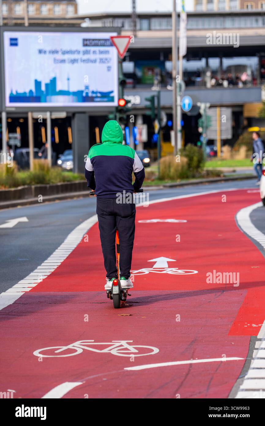 Pista ciclabile, pista ciclabile, segnalata in rosso per avvisare i conducenti sulla pista ciclabile, tra due corsie, Huyssenallee, di fronte a Europaplatz, nel centro città Foto Stock