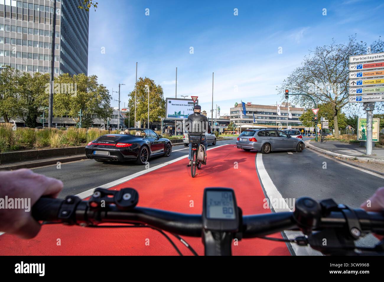 Fahrt mit Rad auf einer Radspur, rot markiert, damit Autofahrer auf den Radweg aufmerksam werden, zwischen 2 Fahrspuren, Huyssenallee, vor dem Europa Foto Stock