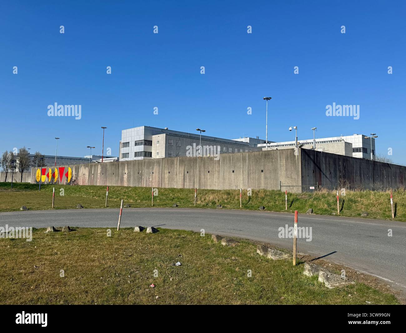 Almere, Paesi Bassi - 20 marzo 2025: Abbandono del penitenziario olandese inrichting. La prigione era un centro di detenzione e un'istituzione per il prolifico allontanamento Foto Stock