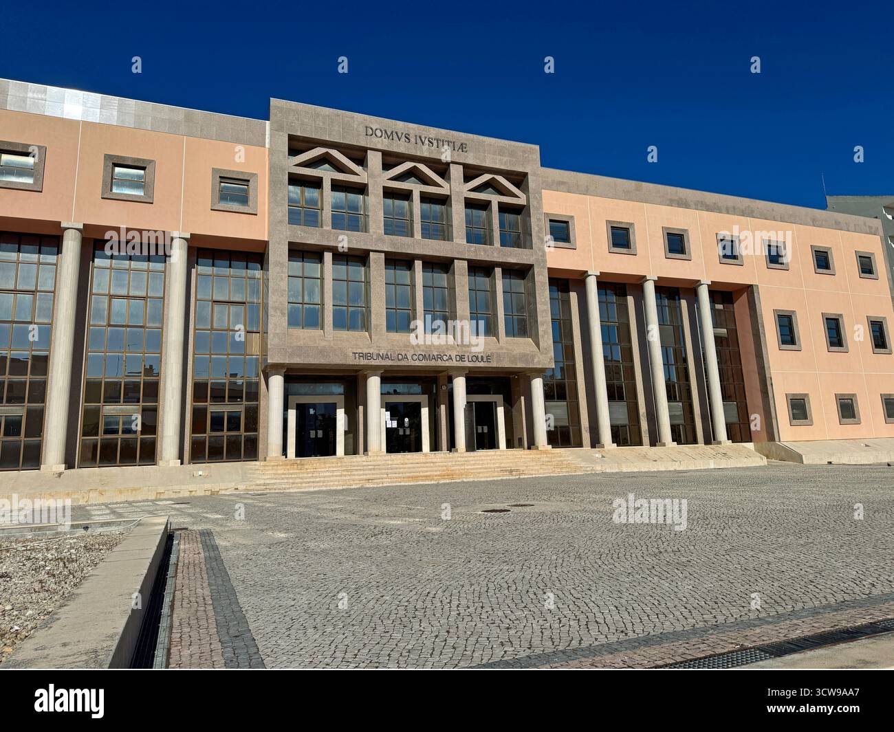 Loule, Portogallo - 28 dicembre 2024: Tribunale giudiziario del distretto di Loule contro un cielo azzurro. Foto Stock