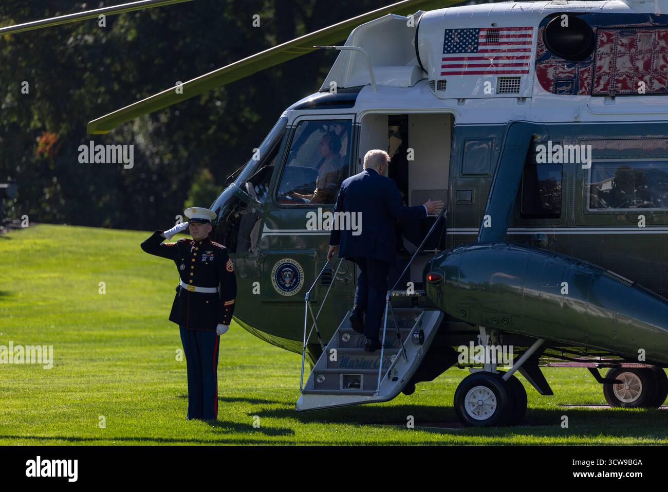 Washington, DC, USA. 10 ottobre 2025. Il presidente DEGLI STATI UNITI Donald Trump presiede Marine One sul South Lawn della Casa Bianca a Washington, DC, USA, 10 ottobre 2025. Il presidente Trump sta volando al Walter Reed National Military Medical Center, dove ha un appuntamento per un appuntamento fisico semestrale. Credito: Shawn Thew/Pool tramite CNP/dpa/Alamy Live News Foto Stock
