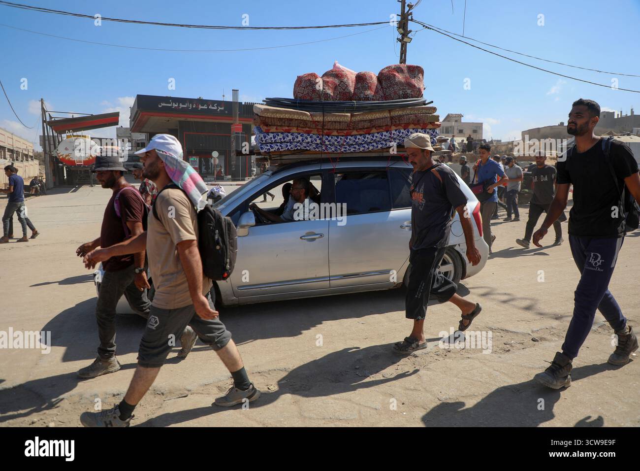 Gaza. 10 ottobre 2025. I palestinesi si spostano su strada vicino alla Striscia centrale di Gaza tornando a Gaza City, 10 ottobre 2025. I palestinesi sfollati hanno iniziato a tornare dalla parte meridionale della Striscia di Gaza a nord dopo che l'esercito israeliano ha annunciato che ai civili è permesso muoversi attraverso la strada costiera di Rashid e la strada di Salah al-DIN, hanno detto fonti locali venerdì. Crediti: Rizek Abdeljawad/Xinhua/Alamy Live News Foto Stock