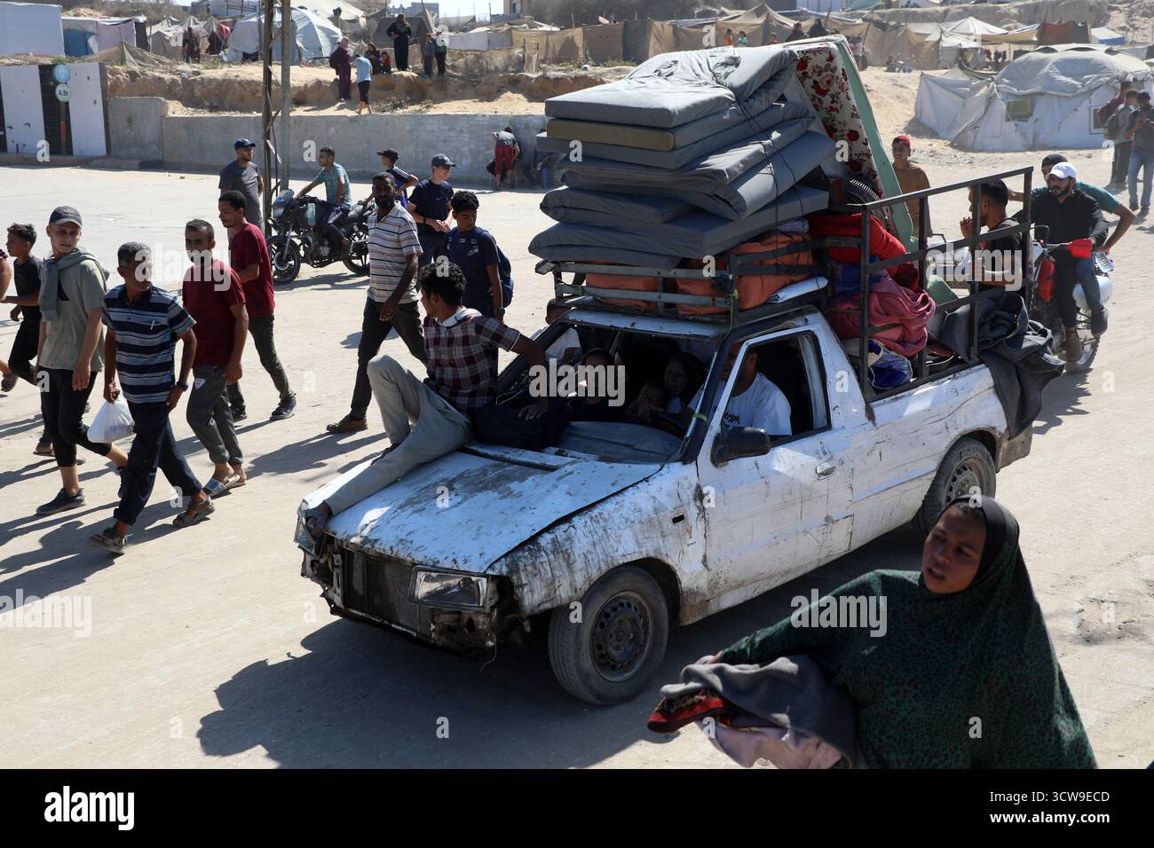 Gaza. 10 ottobre 2025. I palestinesi si spostano su strada vicino alla Striscia centrale di Gaza tornando a Gaza City, 10 ottobre 2025. I palestinesi sfollati hanno iniziato a tornare dalla parte meridionale della Striscia di Gaza a nord dopo che l'esercito israeliano ha annunciato che ai civili è permesso muoversi attraverso la strada costiera di Rashid e la strada di Salah al-DIN, hanno detto fonti locali venerdì. Crediti: Rizek Abdeljawad/Xinhua/Alamy Live News Foto Stock