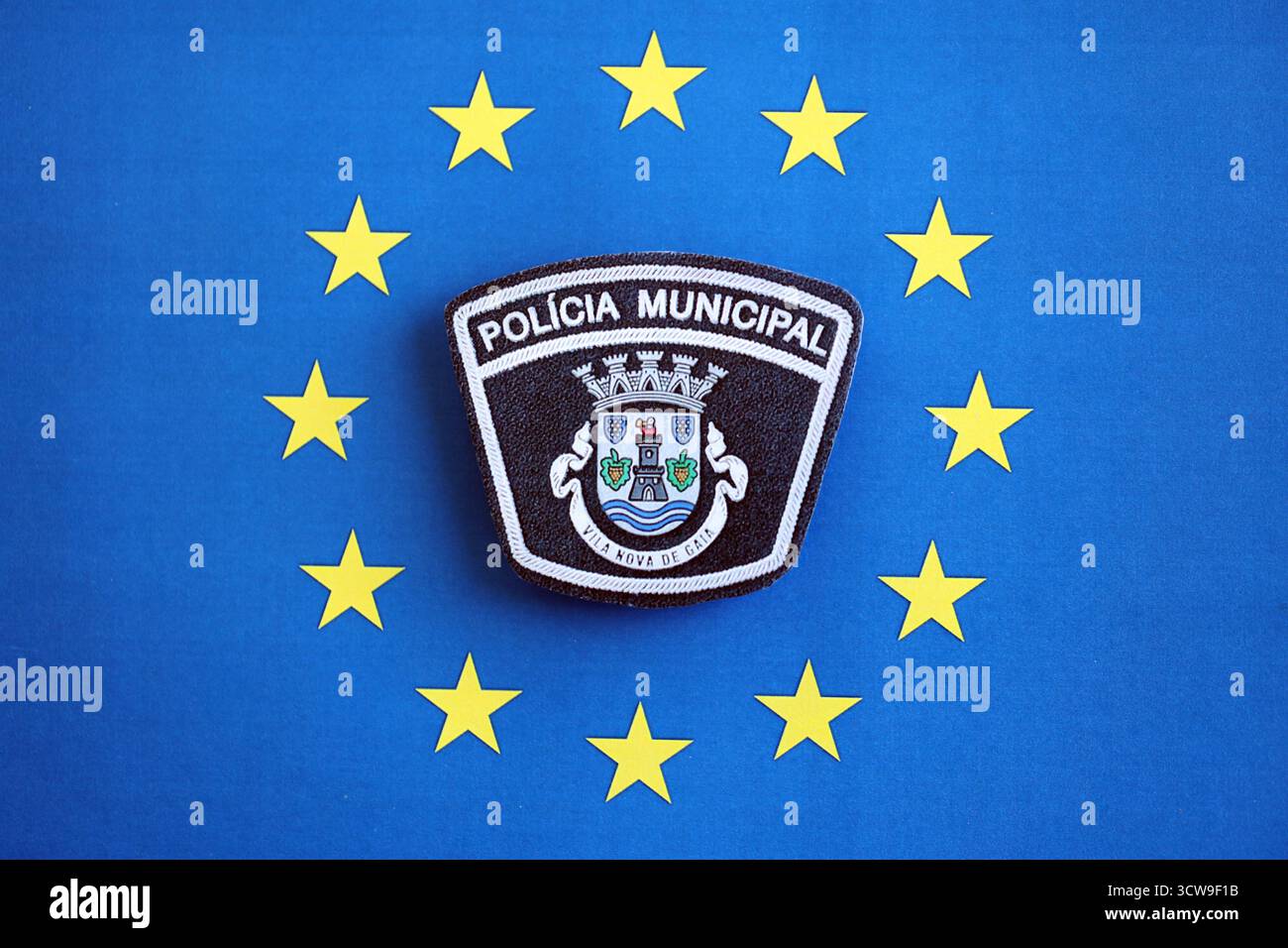 KIEV, UCRAINA - 6 SETTEMBRE 2025 Portogallo polizia municipale patch sulla bandiera blu dell'Unione europea primo piano Foto Stock