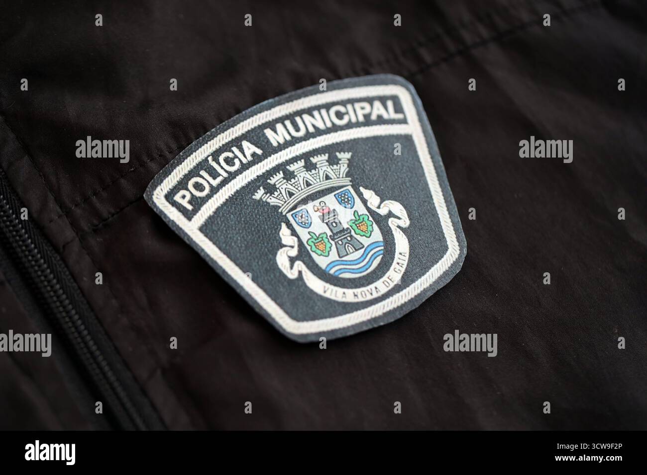 KIEV, UCRAINA - 6 SETTEMBRE 2025 Portogallo polizia municipale patch su giacca in uniforme nera primo piano Foto Stock