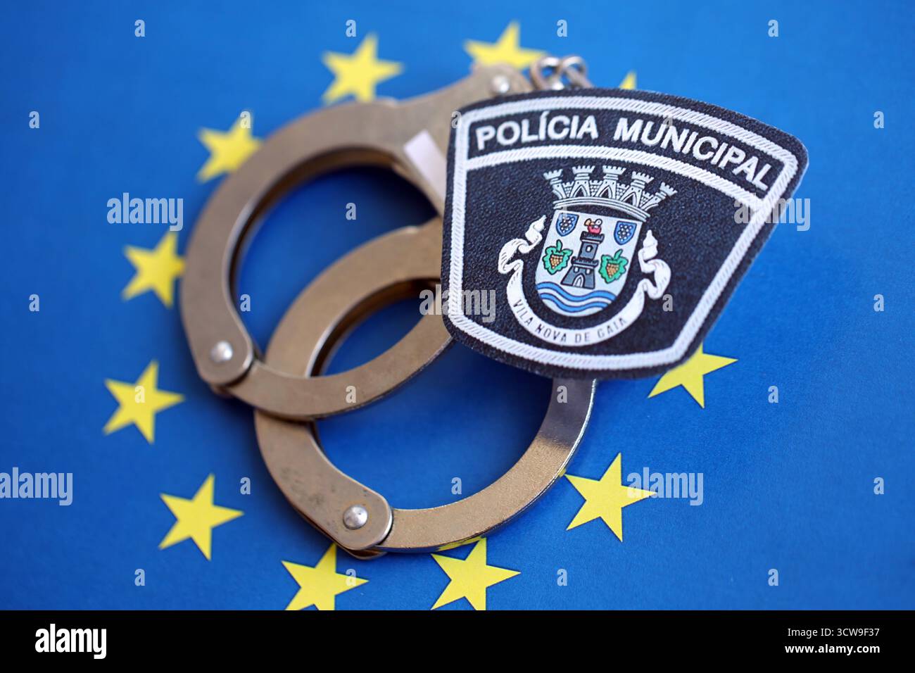 KIEV, UCRAINA - 6 SETTEMBRE 2025 Portogallo polizia municipale patch e manette sulla bandiera blu dell'Unione europea primo piano Foto Stock