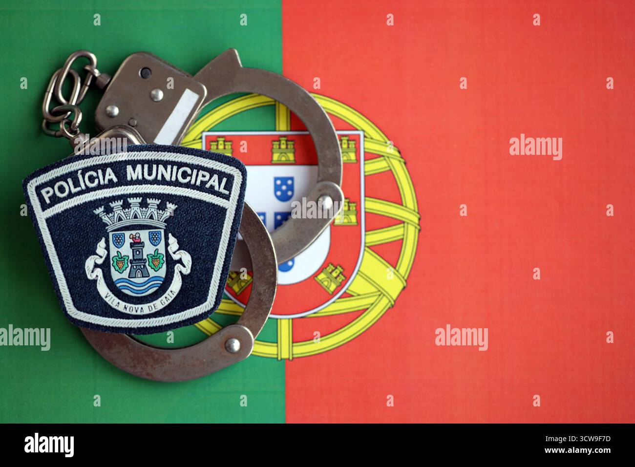 KIEV, UCRAINA - 6 SETTEMBRE 2025 Portogallo polizia municipale patch e manette sulla bandiera nazionale primo piano Foto Stock