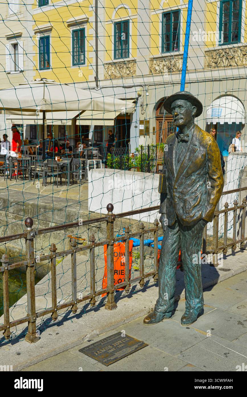 Statua di James Joyce sul ponte di via Roma a Trieste Foto Stock