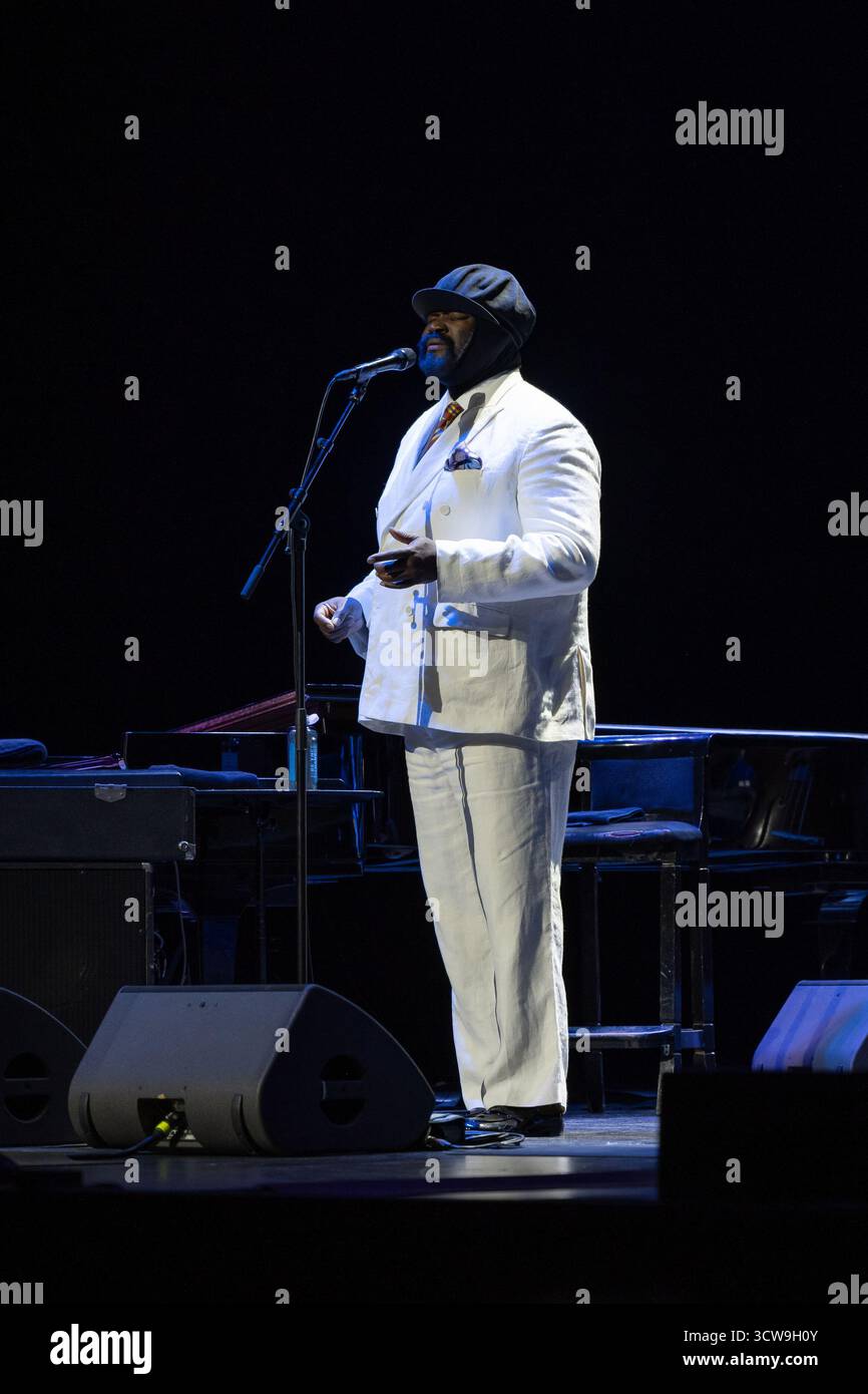 Il cantante jazz americano Gregory Porter si esibisce durante il concerto al Teatro Real di Madrid, 10 ottobre 2025, Spagna. Foto Stock