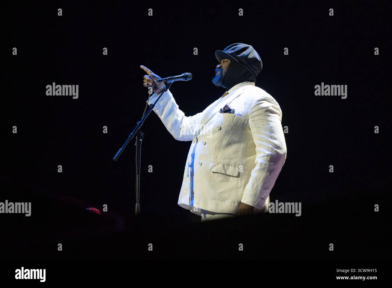 Il cantante jazz americano Gregory Porter si esibisce durante il concerto al Teatro Real di Madrid, 10 ottobre 2025, Spagna. Foto Stock