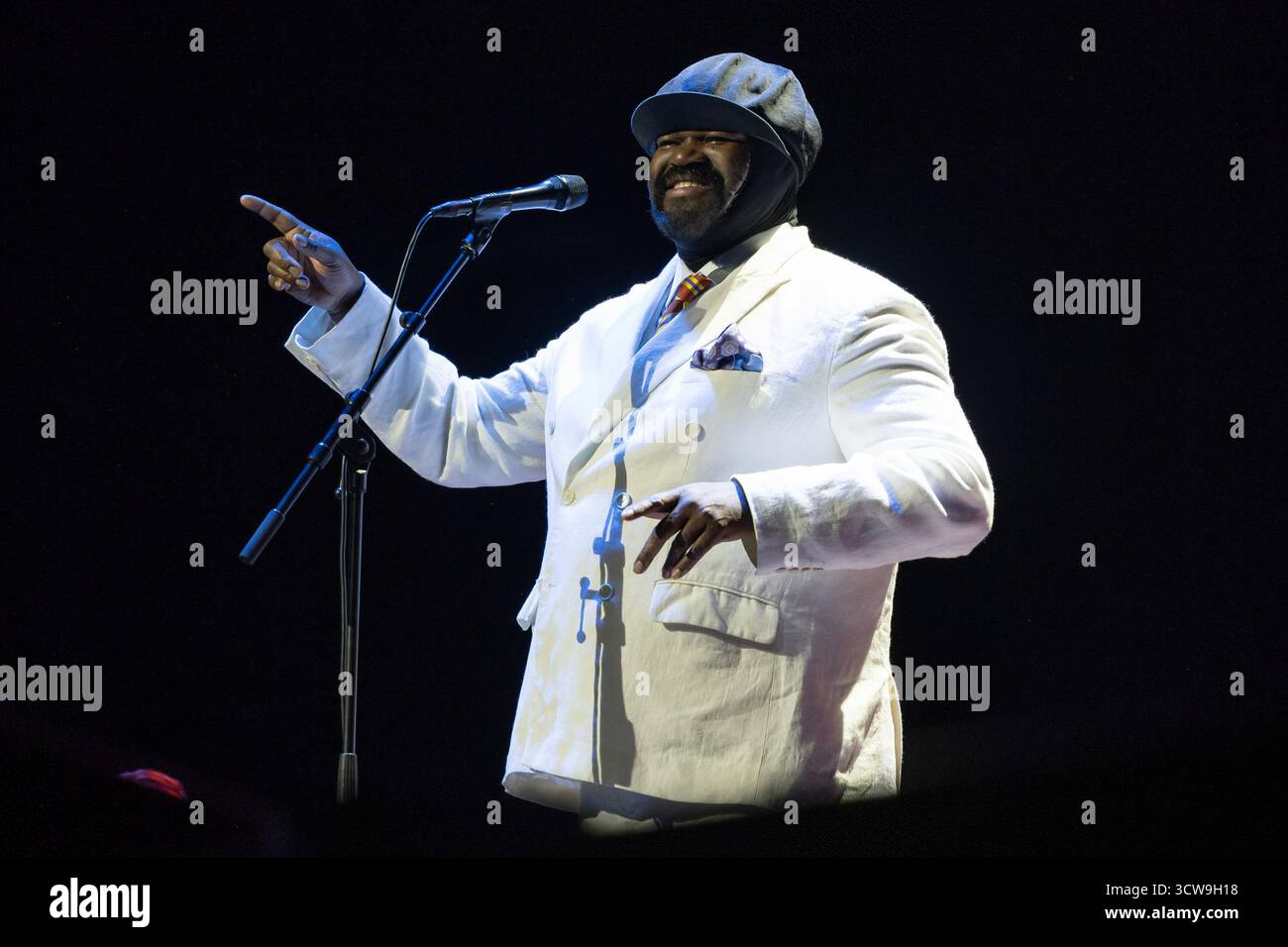 Il cantante jazz americano Gregory Porter si esibisce durante il concerto al Teatro Real di Madrid, 10 ottobre 2025, Spagna. Foto Stock