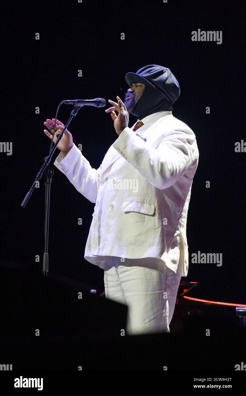 Il cantante jazz americano Gregory Porter si esibisce durante il concerto al Teatro Real di Madrid, 10 ottobre 2025, Spagna. Foto Stock