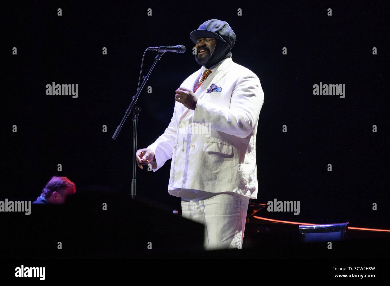 Il cantante jazz americano Gregory Porter si esibisce durante il concerto al Teatro Real di Madrid, 10 ottobre 2025, Spagna. Foto Stock