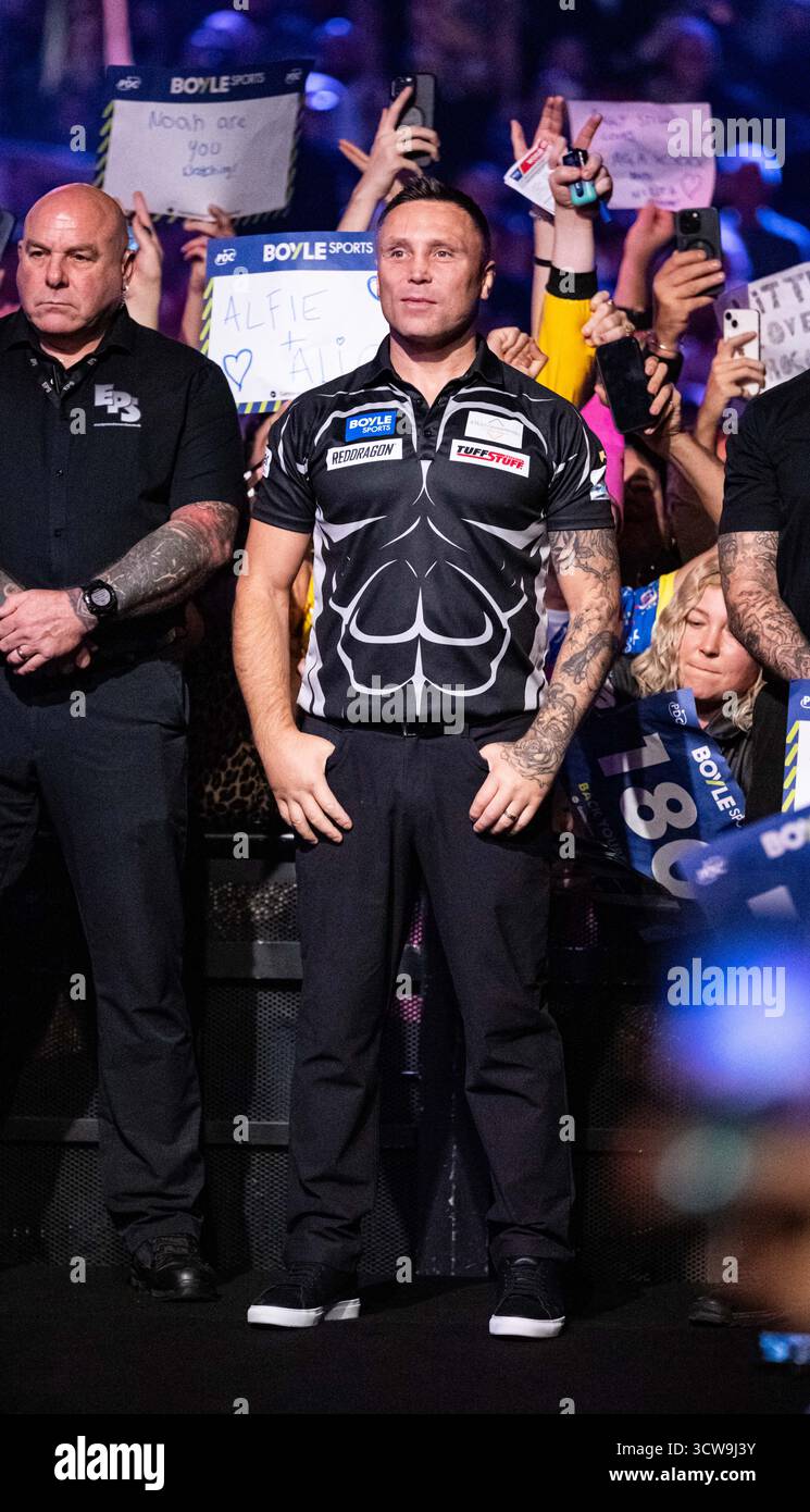 Mattioli Arena, Leicester Leicestershire, Regno Unito. 10 ottobre 2025. 2025 PDC Boyle Sports World Grand Prix Darts Night Five; quarti di finale; Gerwyn Price saluta la folla nel suo quarto di finale contro Luke Littler Credit: Action Plus Sports/Alamy Live News Foto Stock