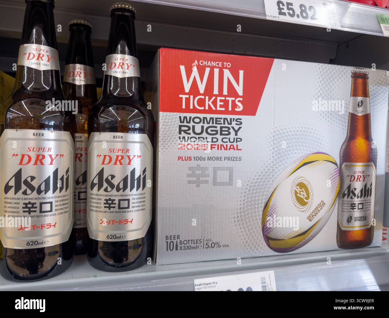 Due bottiglie singole di birra Asahi sono esposte accanto a una scatola multipack da 10 bottiglie sulla corsia degli alcolici di un supermercato di Londra. Foto Stock