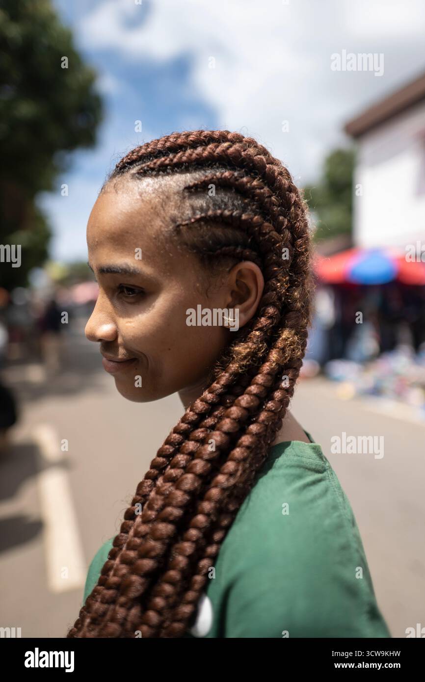 Dettaglio ravvicinato di una acconciatura intrecciata di una donna malgascia su Île Sainte-Marie (Nosy Boraha), Madagascar. L'intreccio e' sia un'espressione personale che un cu Foto Stock