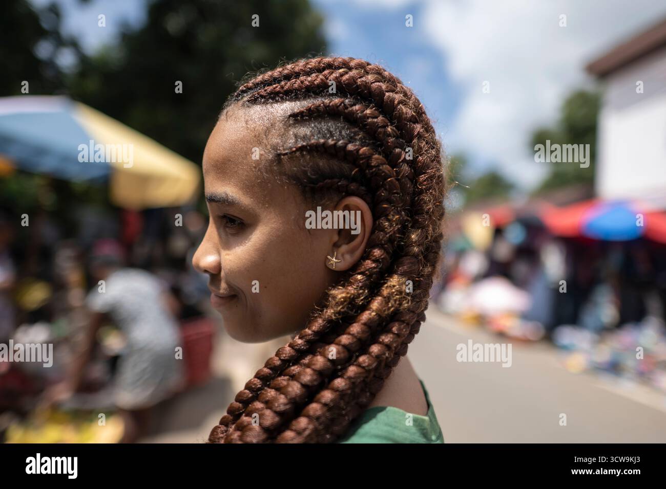 Dettaglio ravvicinato di una acconciatura intrecciata di una donna malgascia su Île Sainte-Marie (Nosy Boraha), Madagascar. L'intreccio e' sia un'espressione personale che un cu Foto Stock
