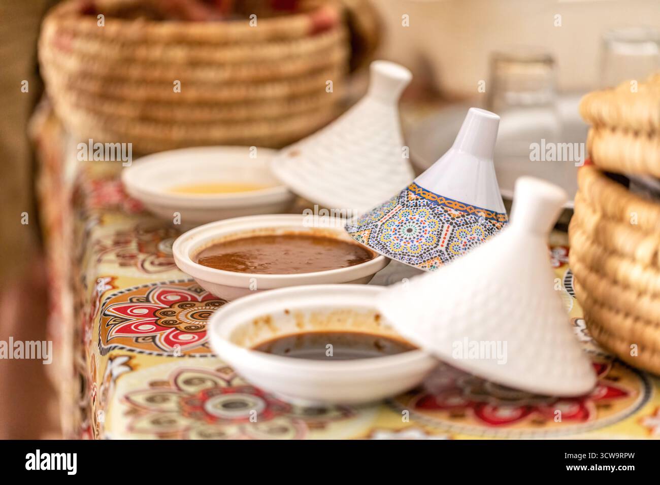 Diversi tipi di olio di argan in tradizionali ciotole marocchine, autentico prodotto locale con ceramiche artigianali Foto Stock