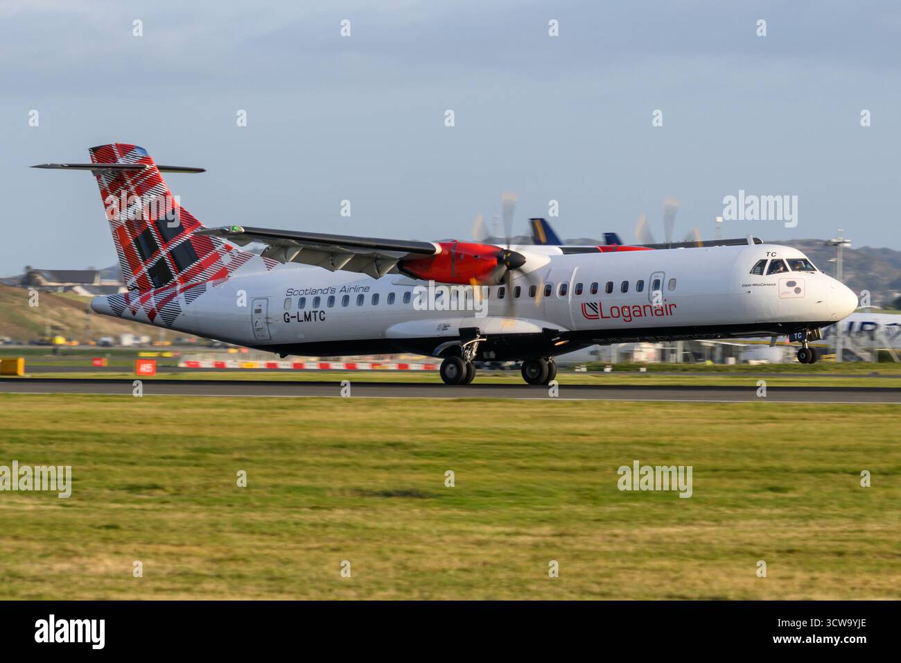 Loganair ATR 72-600, G-LMTC, atterraggio all'aeroporto di Edimburgo, Scozia, Regno Unito, Regno Unito. Foto Stock
