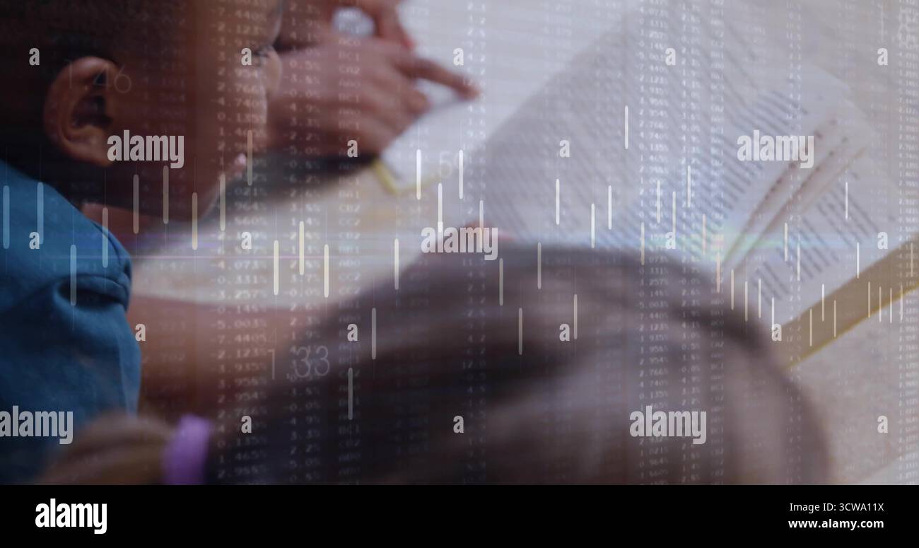 Studente pendente in camicia blu che scrive su libro degli esercizi sulla scrivania in classe, con matita e spazio per le copie Foto Stock