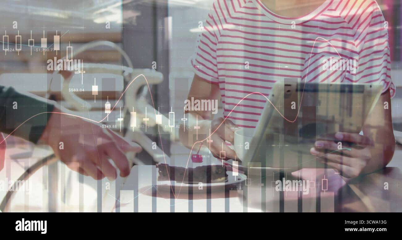 Donna seduta che tiene un tablet e una tazza al tavolo del caffè, con fette di torta e grafici finanziari sovrapposti Foto Stock