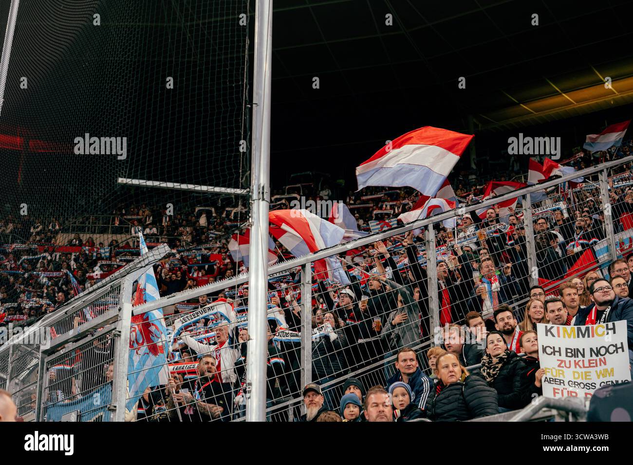 Sinsheim, Germania. 10 ottobre 2025. Sinsheim, Germania, 10 ottobre 2025 tifosi del Team Luxemburg sugli stand con bandiere e sciarpe che cantano durante la partita delle qualificazioni europee UEFA tra Germania e Lussemburgo alla PreZero Arena di Sinsheim, Germania. (Gabor Baumgarten/SPP) credito: SPP Sport Press Photo. /Alamy Live News Foto Stock