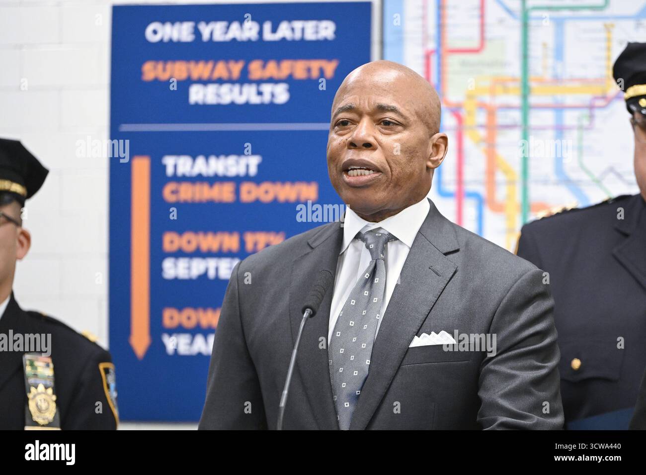 New York, Stati Uniti. 10 ottobre 2025. Eric Adams, sindaco di New York, parla in una conferenza stampa tenuta con il Commissario della polizia di New York Jessica Tisch sul miglioramento della sicurezza dei passeggeri e sul tasso di criminalità della metropolitana più basso, stazione della metropolitana di Times Square, New York, NY, 10 ottobre 2025. Sia il sindaco Adams che il Commissario della polizia di New York Tisch hanno celebrato il primo anniversario del programma "Path Co-Respons", con un totale calo del 17% nel mese di settembre 2025. (Foto di Anthony Behar/Sipa USA) credito: SIPA USA/Alamy Live News Foto Stock