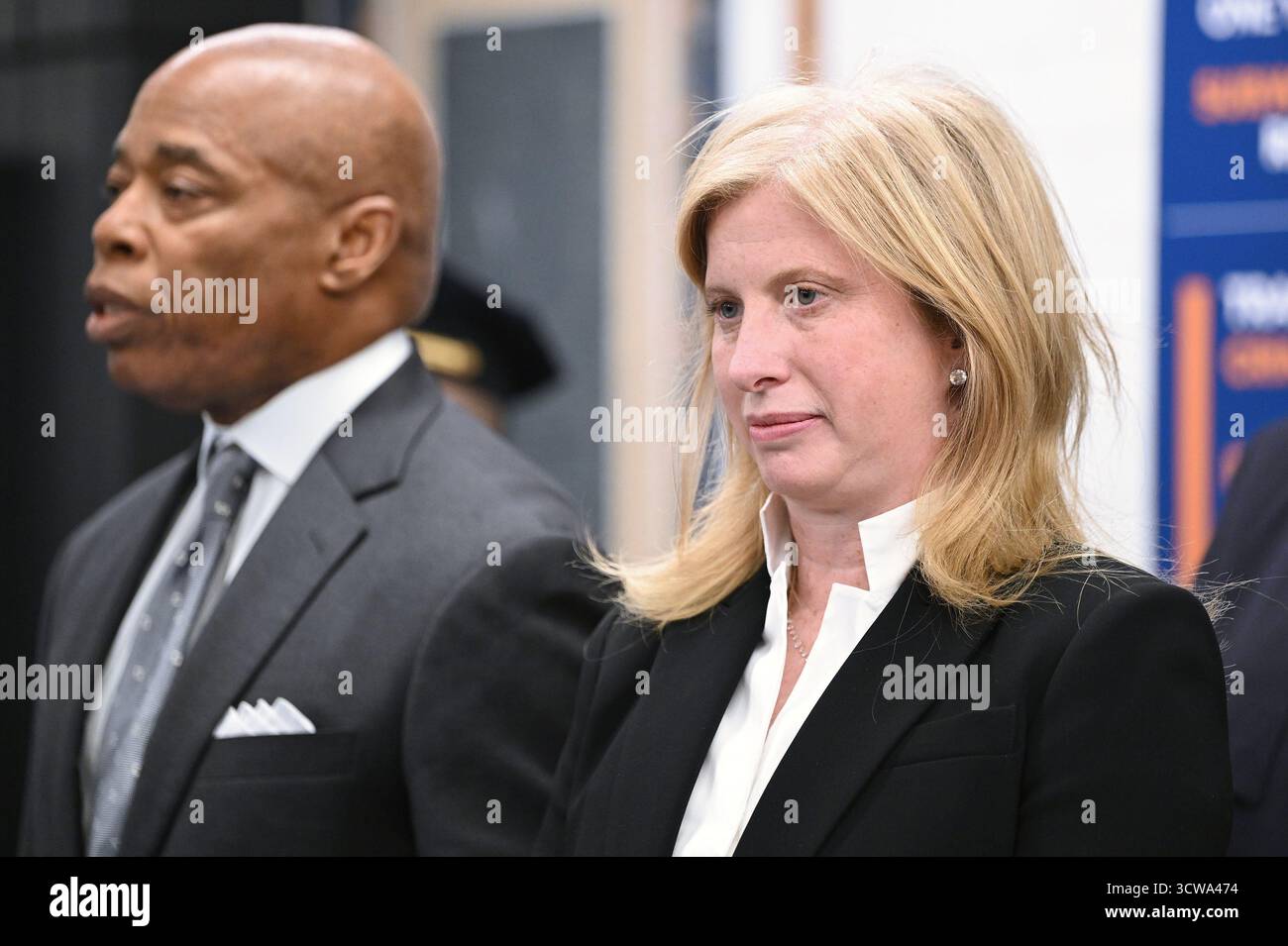 New York, Stati Uniti. 10 ottobre 2025. Il sindaco di New York Eric Adams (l) e il Commissario della polizia di New York Jessica Tisch (r) tengono una conferenza stampa congiunta sul miglioramento della sicurezza dei passeggeri e sulla riduzione del tasso di criminalità della metropolitana, la stazione della metropolitana di Times Square, New York, NY, 10 ottobre 2025. Sia il sindaco Adams che il Commissario della polizia di New York Tisch hanno celebrato il primo anniversario del programma "Path Co-Respons", con un totale calo del 17% nel mese di settembre 2025. (Foto di Anthony Behar/Sipa USA) credito: SIPA USA/Alamy Live News Foto Stock