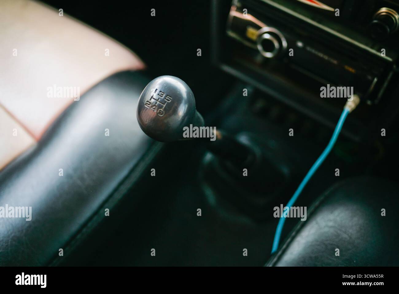 primo piano della leva del cambio manuale per auto Foto Stock