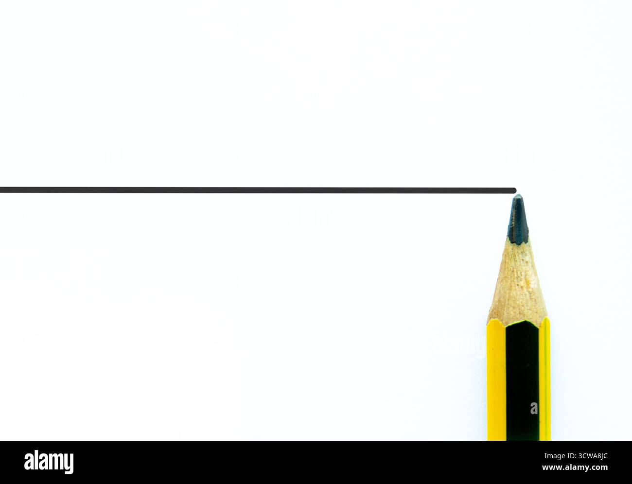 Carta a righe orizzontali con punta a matita sul bordo, ampio spazio di copia per appunti e pianificazione minimale Foto Stock