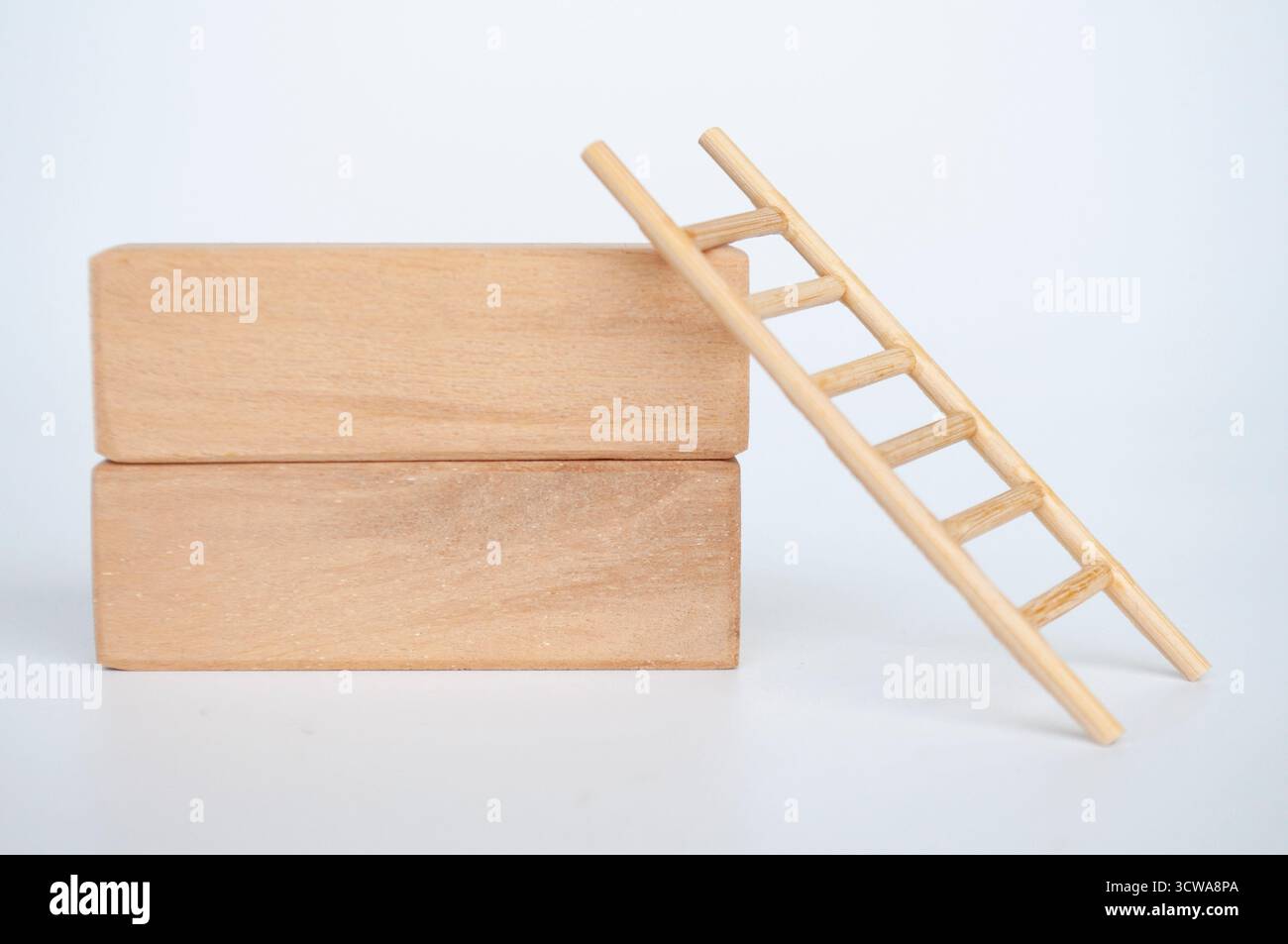 Blocchi in legno con scala in legno con spazio personalizzabile per il testo Foto Stock