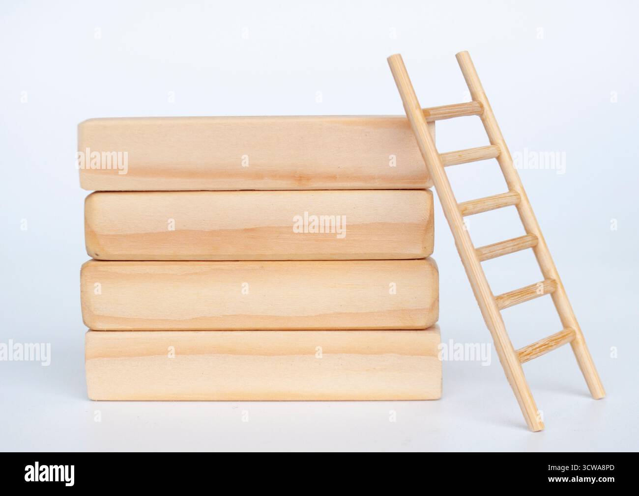 Blocchi in legno con scala in legno con spazio personalizzabile per il testo Foto Stock