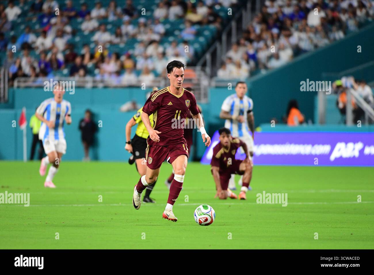 Miami, Stati Uniti. 10 ottobre 2025. Il centrocampista venezuelano Juan Pablo Anor (11) fa un dribbling sul campo all'Hard Rock Stadium il 10 ottobre 2025 a Miami, Florida. (Foto di JC Ruiz/Sipa USA) credito: SIPA USA/Alamy Live News Foto Stock
