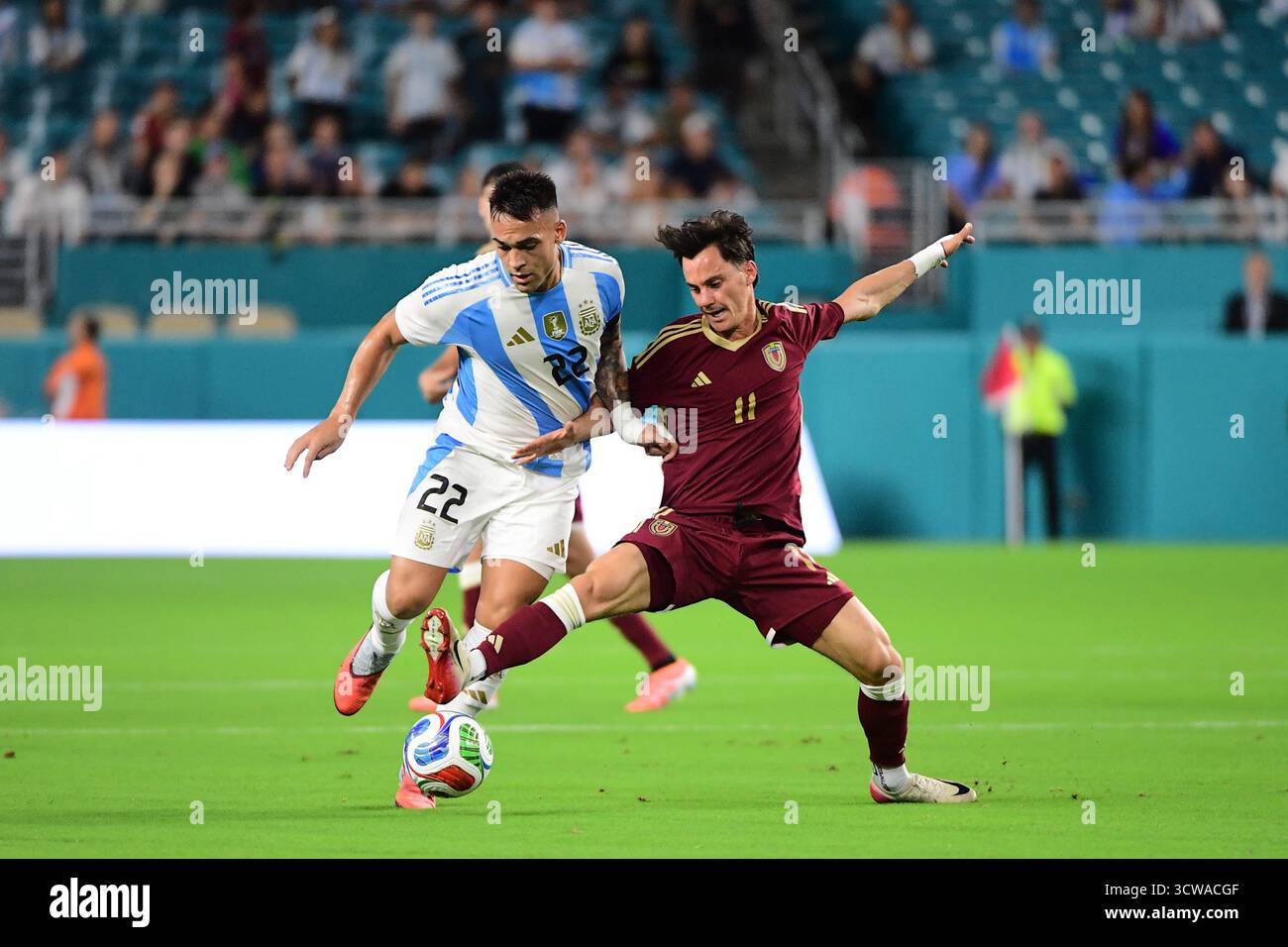 Miami, Stati Uniti. 10 ottobre 2025. L'attaccante argentino Lautaro Martinez (22) e il centrocampista venezuelano Juan Pablo Anor (11) combattono per il pallone all'Hard Rock Stadium il 10 ottobre 2025 a Miami, Florida. (Foto di JC Ruiz/Sipa USA) credito: SIPA USA/Alamy Live News Foto Stock