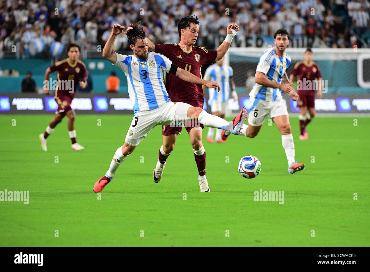 Miami, Stati Uniti. 10 ottobre 2025. Il difensore argentino Nicolas Tagliafico (3) e il centrocampista venezuelano Juan Pablo Anor (11) combattono per il pallone all'Hard Rock Stadium il 10 ottobre 2025 a Miami, Florida. (Foto di JC Ruiz/Sipa USA) credito: SIPA USA/Alamy Live News Foto Stock