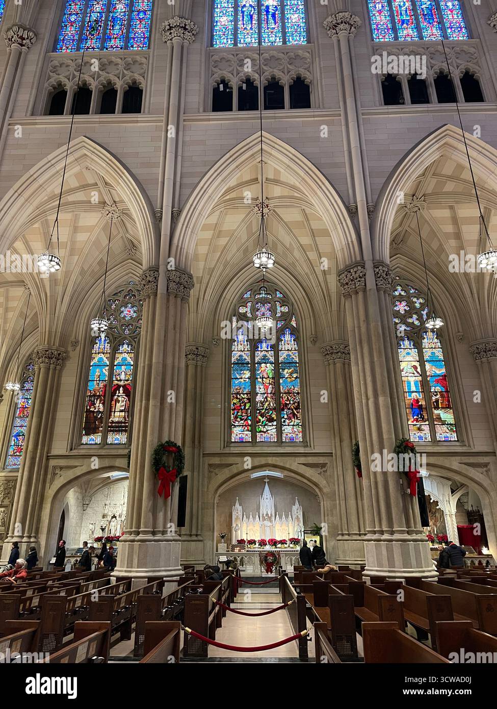 Decorazione e spirito natalizi alla Cattedrale di San Patrizio, New York City, Stati Uniti - Immagine stock catturata con smartphone