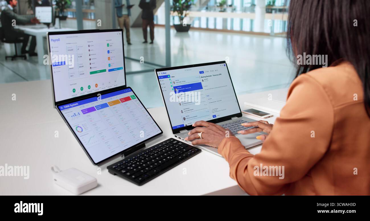 Lavorare in remoto: Uomo d'affari senior che gestisce le relazioni con i clienti online tramite e-mail Foto Stock