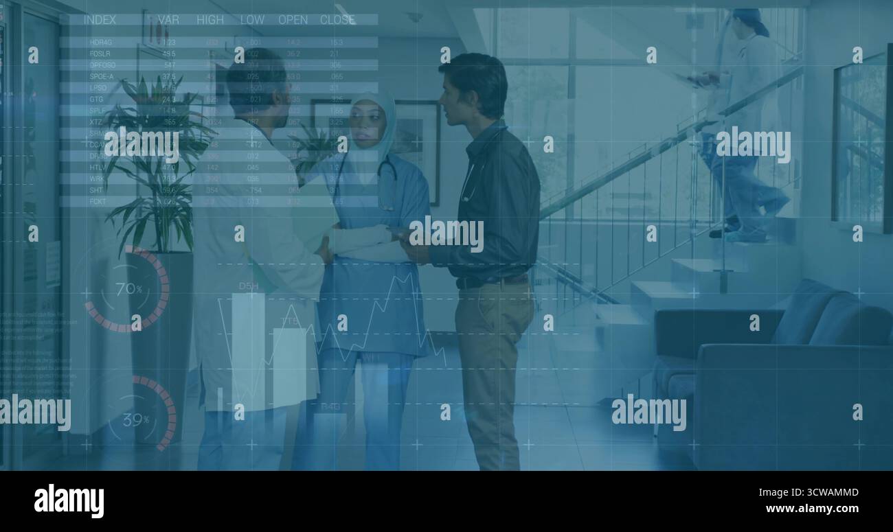 Revisione medico, infermiere, consulente esame cartelle nella hall dell'ospedale, con stetoscopio tablet Foto Stock