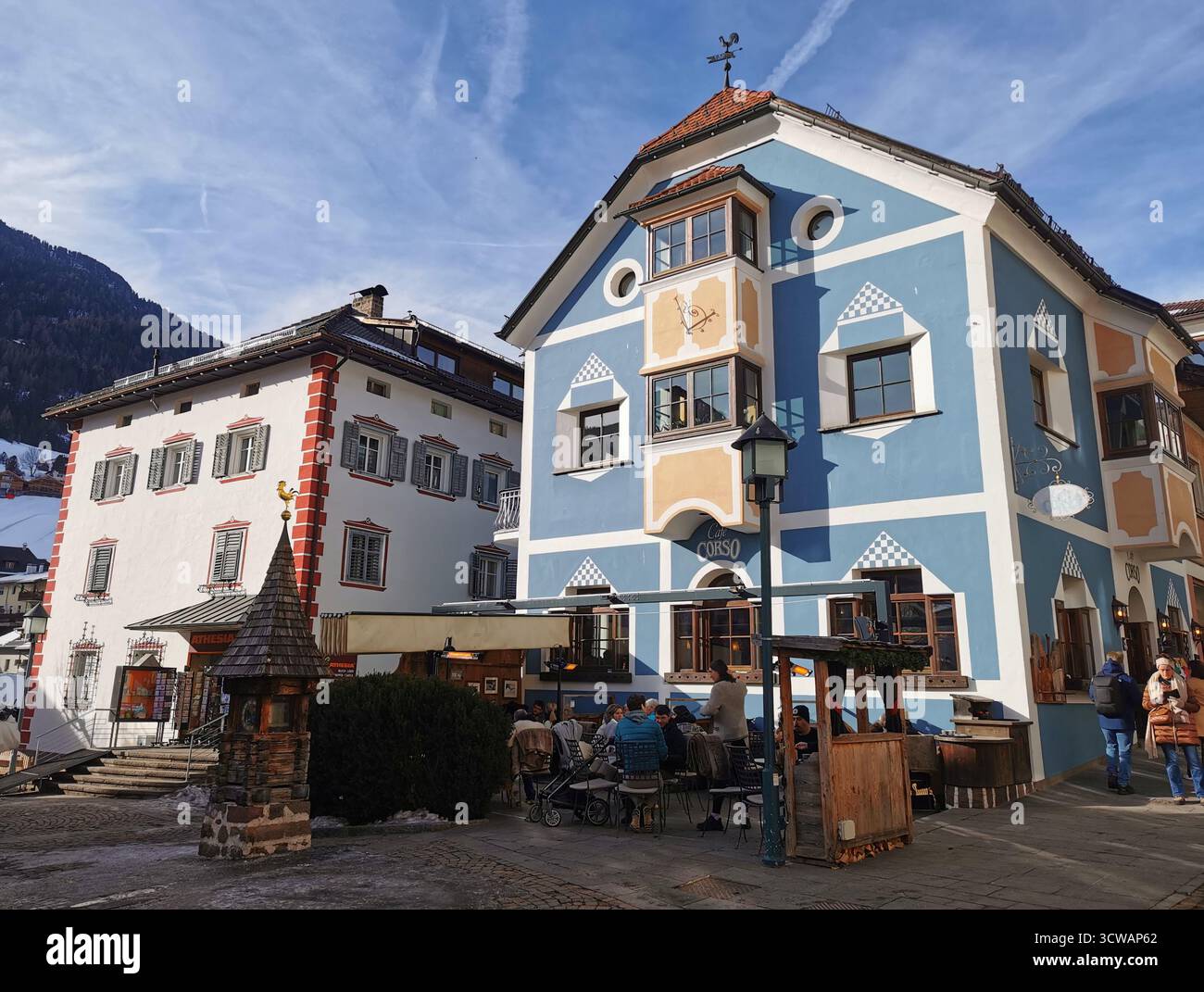 Edifici storici alpini a Ortisei (Urtijëi), Val Gardena, Dolomiti, il gioiello panoramico dell'alto Adige per lo sci e le escursioni. Fa parte della Sellaronda. - Immagine stock catturata con smartphone