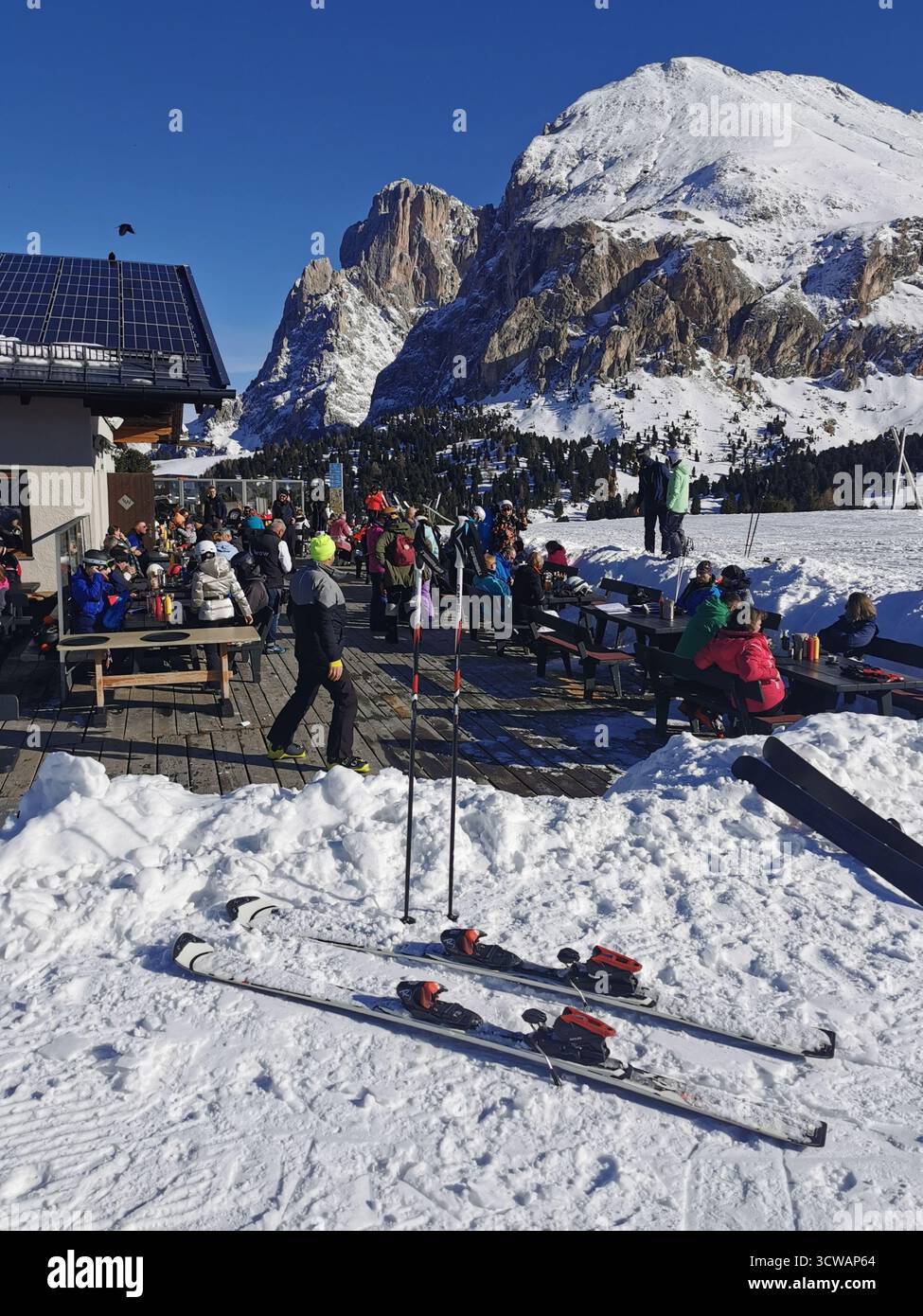 Williamshütte rifugio sulla neve sull'Alpe di Siusi, Dolomiti, alto Adige, Italia - vista sulla stagione sciistica con Sassolungo (Langkofel), piste alpine. - Immagine stock catturata con smartphone